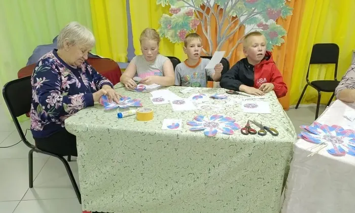 Мастер-класс цветок дружбы. Чупина ЛВ, Ташланова Марьяна, Александр и Минчуков Роман.