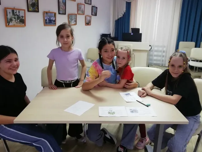 Дети решают кроссворд