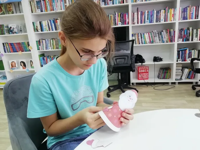 Мастерят фигурку Мороза