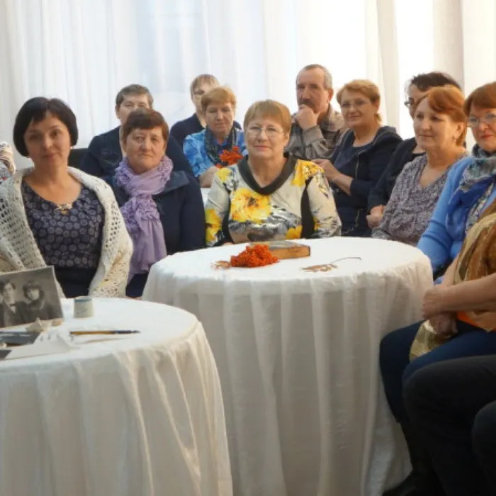 Красною кистью рябина зажглась…