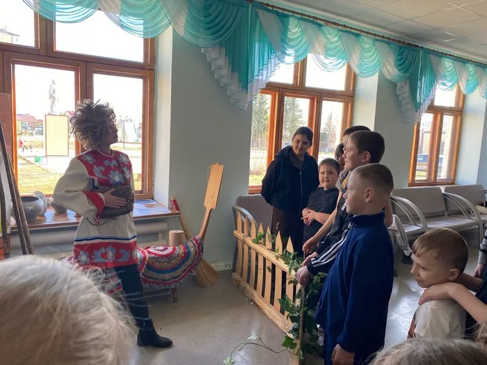 Домовенок встречает гостей