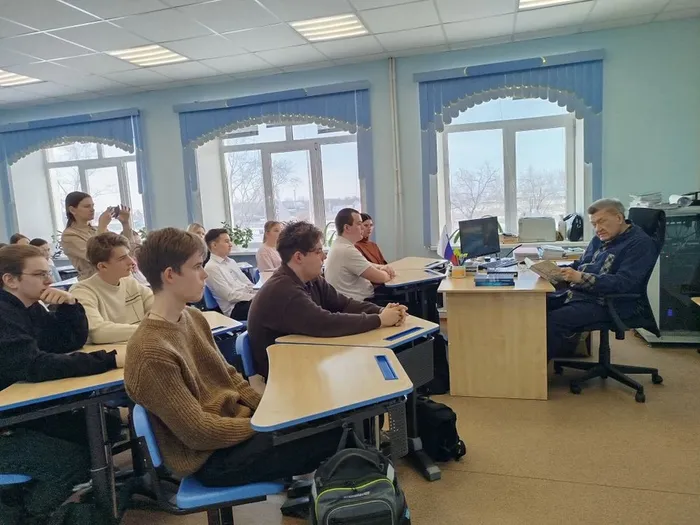 Анатолий Омельчук со школьниками