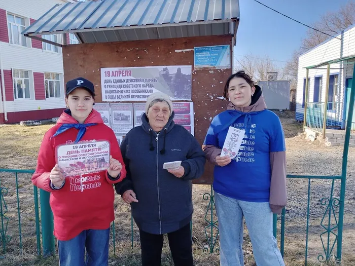 Активисты Движения первых вручили буклет Сухоруковой Л.Г.