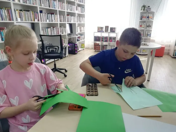Дети выстригают ладони из бумаги