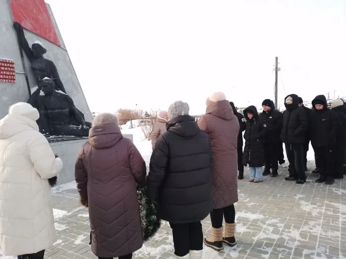 Возложение венков к памятнику Дубынским коммунарам