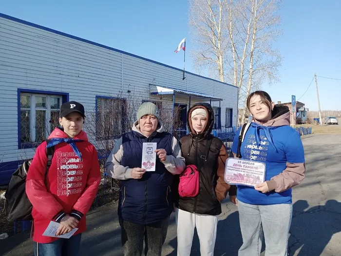 Активисты вручают буклет семье Ульяновых