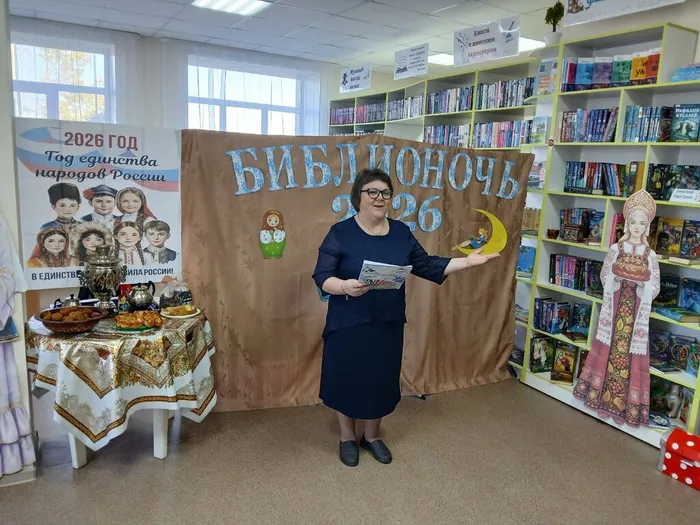 Библиотекарь проводит с гостями этно-квиз