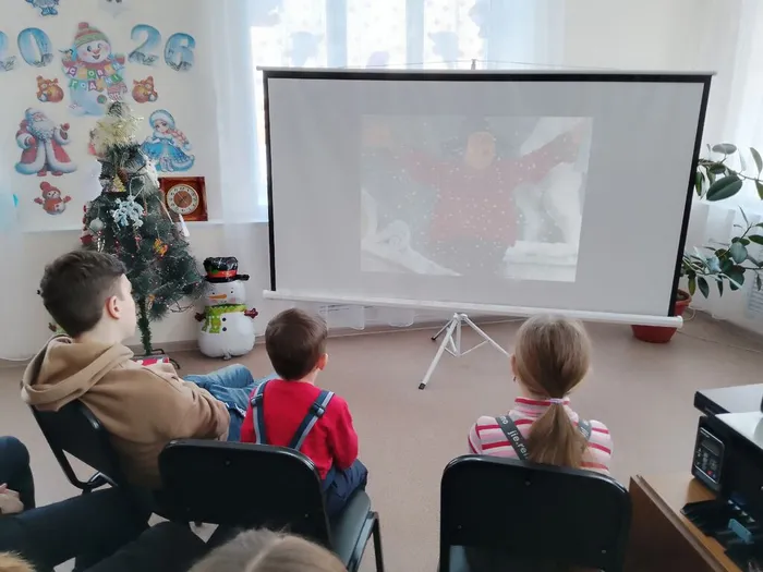 Афонькинская библиотека. Просмотр мультфильма "12 месяцев"