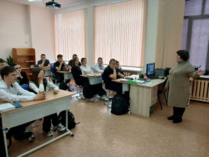 Афонькинская библиотека. Библиотекарь зачитывает вопрос участникам