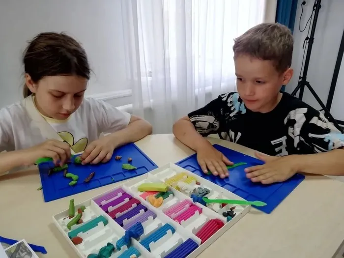 Ребята лепят персонажей