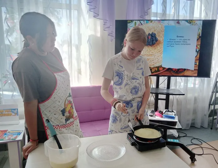 девочки пекут блины