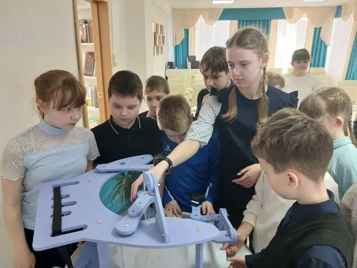 Дети рассматривают мультстудию