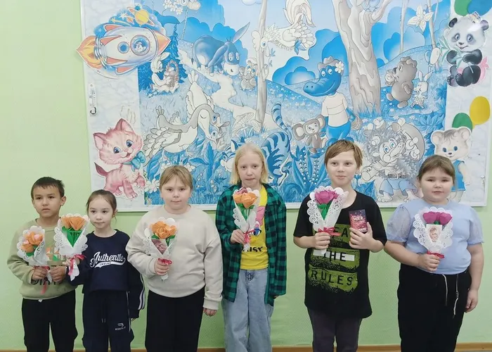 Челюскинская библиотека. Дети с готовыми поделками