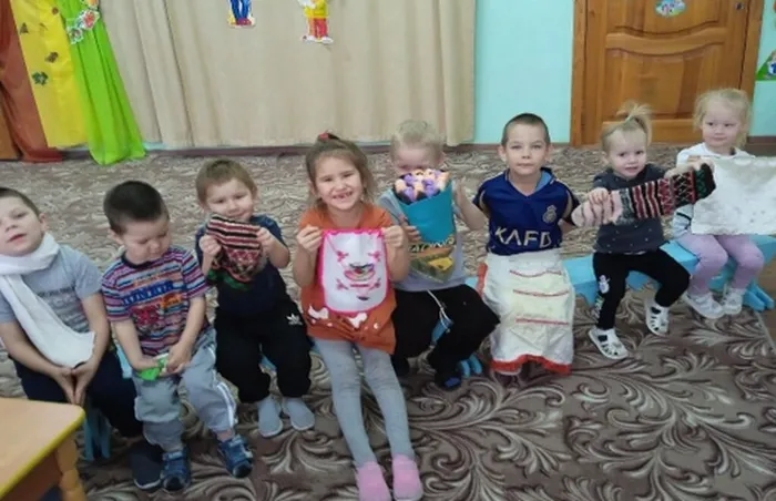 дети представляют работы и поделки своих мам