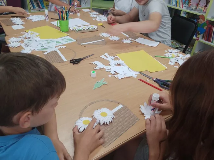 ребята делают открытки для своих родных