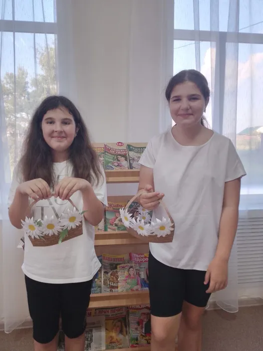Канчоян София и Лилит участницы часа творчества