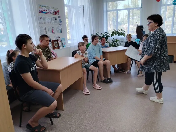 библиотекарь знакомит ребят с историей появления шоколада
