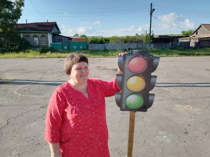 ведущий проводит игру Светофор