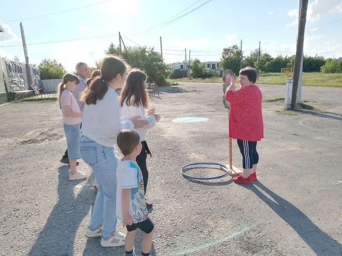 Дети принимают участие в игре Светофор