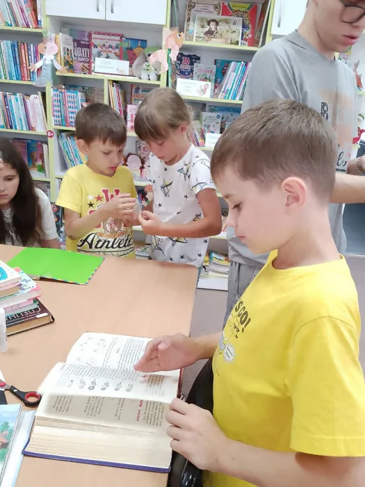 ребята подклеивают книги