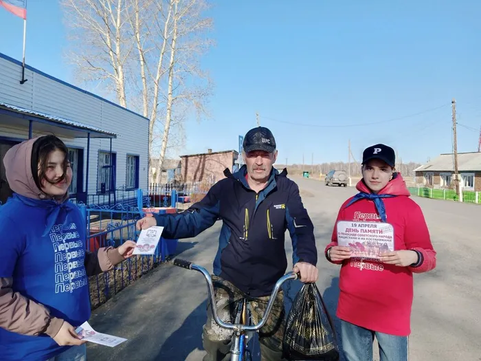 Активисты вручают буклет Предигеру А.И.