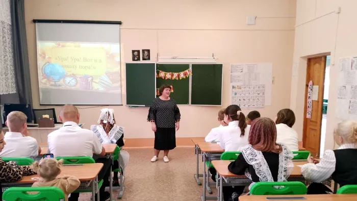 библиотекарь поздравляет ребят с Днём знаний