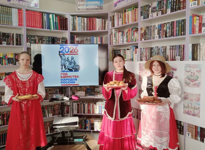 Девушки в национальных костюмах с национальными блюдами