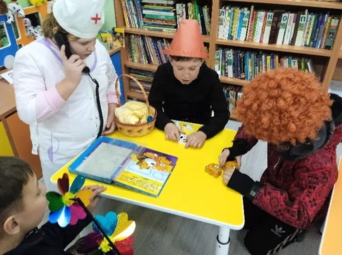 «Доктор Айболит» следит внимательно за выполнением задания «Собери пазл - герой сказки»