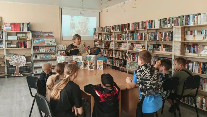 Библиотекарь знакомит ребят с книгами