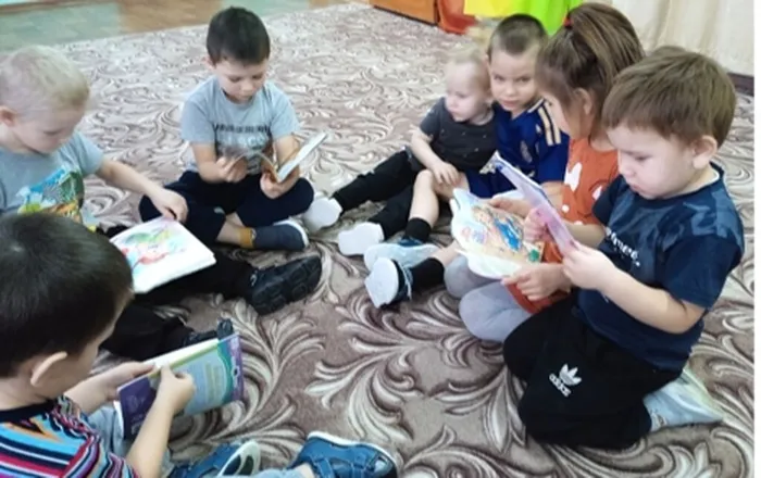 Дети смотрят книги про мам