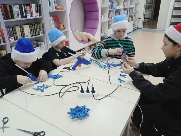 Ребята  делают снежинки