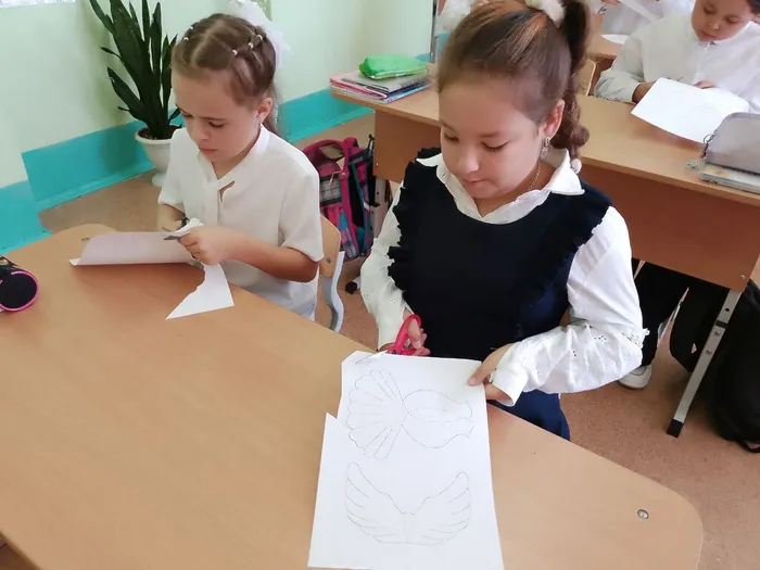 Таисия и Варя вырезают своих голубей