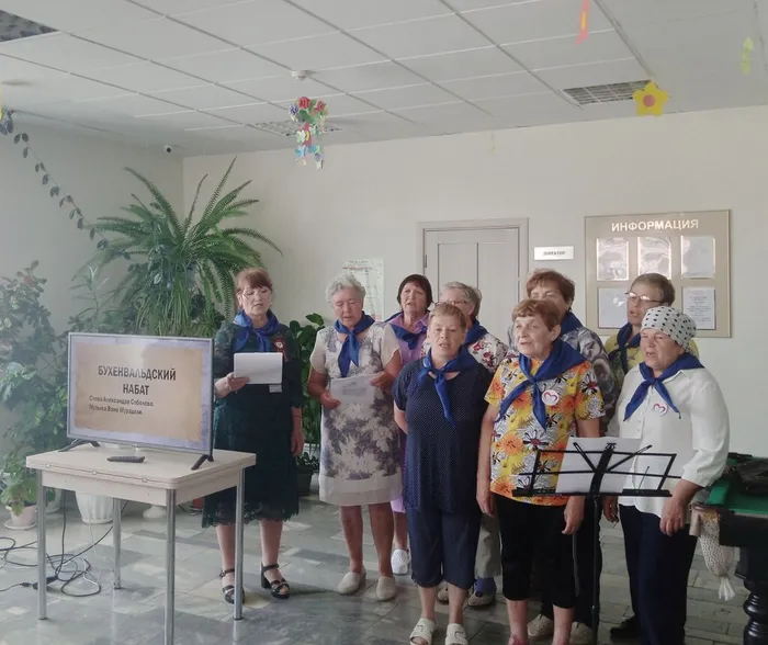 хор волонтеров поет песню