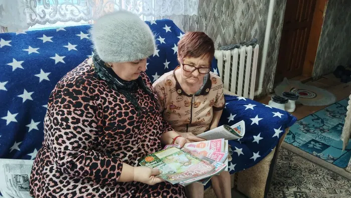 Никонова Людмила Ивановна с библиотекарем