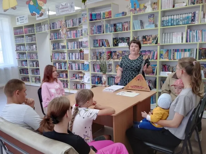 библиотекарь знакомит участников с историей появления балалайки
