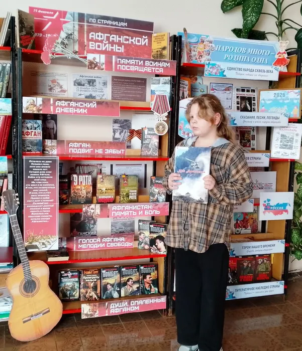 Посетительница книжной выставки Чаузова Варя