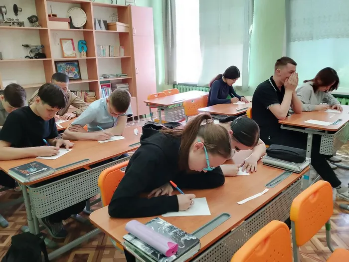 Ребята проходят шуточный тест о выборе профессии