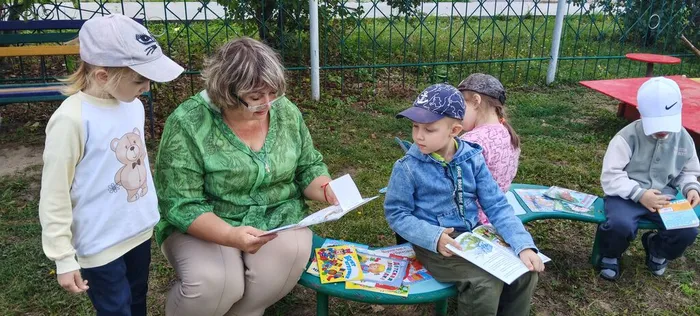 Библиотекарь читает книгу