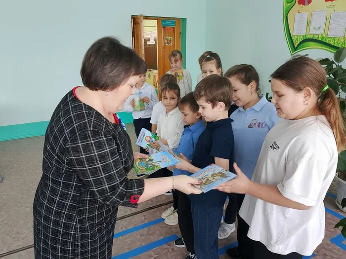 Библиотекарь подарила детям книжки